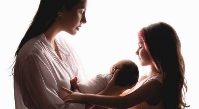 «Хочется запечатлеть на память эти трогательные моменты малыша»: Кети Топурия умилила сеть фото с новорожденным сыном и повзрослевшей дочерью