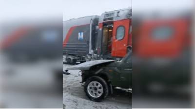 В Южно-Сахалинске поезд зацепил на переезде внедорожник