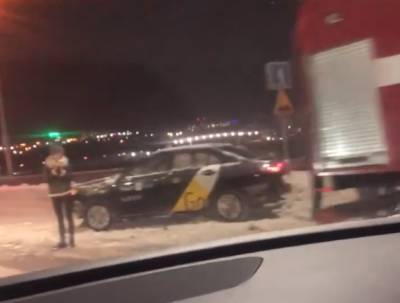 Последствия ДТП с такси на Кузбасском мосту в Кемерове сняли на видео