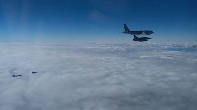 Над Черным морем Су-27 проводили французов восвояси. Видео