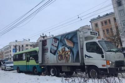 В центре Хабаровска автобус припечатал мужчину к грузовику