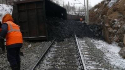 Поезд с углем опрокинулся в Амурской области