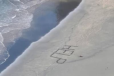 Раненого мужчину нашли и спасли благодаря надписи «Помогите» на песке