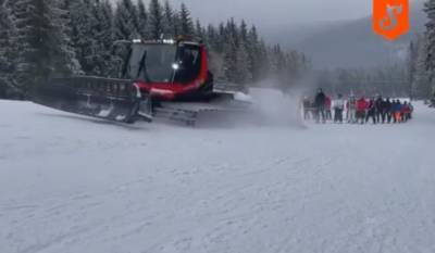 Необычный подъём лыжников на гору сняли на видео