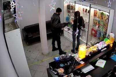 В Подмосковье грабитель украл из салона пять смартфонов, угрожая вешалкой