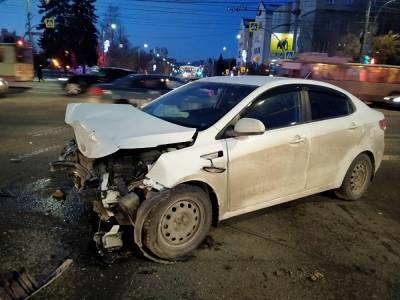 В Челябинске ВАЗ столкнулся со встречной машиной и снес ограждение