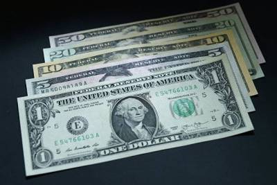 Курс доллар слабо изменяется к мировым валютам
