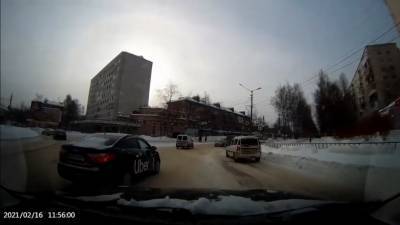 В Сыктывкаре таксист подрезал машину на "кольце" и получил штраф