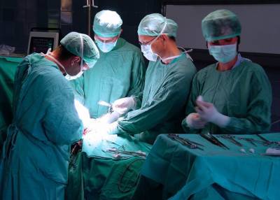 Столичные медики первыми в РФ пересадили пациенту многобраншевую аорту умершего человека