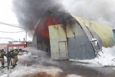 В Краснодаре потушили склад, полыхавший огнём на площади тысяча квадратных метров