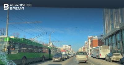 В Казани на улице Островского из-за обрыва на линии встали троллейбусы