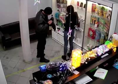 Мужчина ограбил салон сотовой связи с помощью вешалки и пакета в Подмосковье