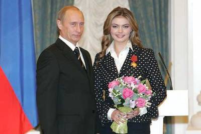 Неудачное фото со вторым подбородком Алины Кабаевой стало предметом бурных обсуждений