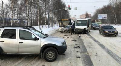 Почему снегоуборочная техника ездит по Ярославлю с поднятыми ковшами, объяснили власти