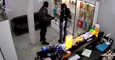 Житель Подмосковья ограбил магазин с помощью вешалки и попал на видео