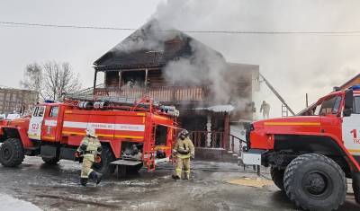 В Тюмени на Беломорской сгорел красивый деревянный дом, пострадавших нет