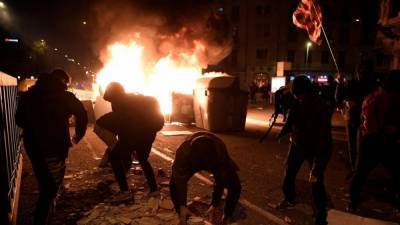 В Испании продолжаются массовые беспорядки из-за заключения рэпера: фото, видео