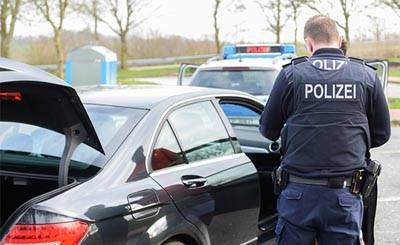 Возле Дрездена полиция обнаружила спрятанные в машине четверть миллиона евро