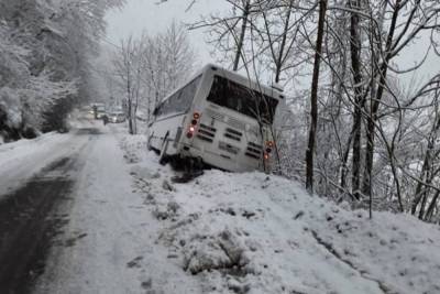 В районе Сочи автобус с пассажирами скатился в кювет