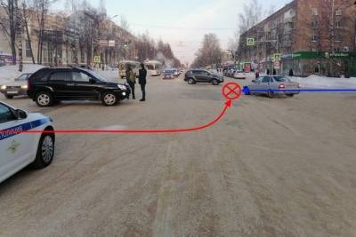 В Сыктывкаре водитель «Приоры» не уступил девушке на перекрестке