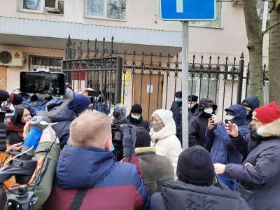 В Ростове сегодня огласят приговор Анастасии Шевченко. У суда — активисты и полиция