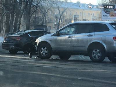 На перекрёстке улиц Гагарина и Можайского столкнулись два «корейца»
