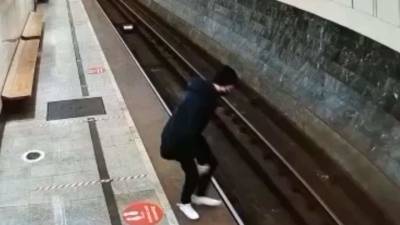 Молодой человек погиб под колесами поезда в московском метро