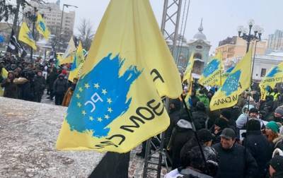 Возле Рады митингуют "евробляхеры"