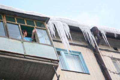 Эксперт: за очищение балконов от сосулек и снега отвечают владельцы квартир