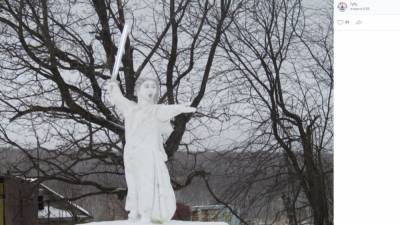 Миниатюрная копия скульптуры "Родина-мать зовет!" из снега появилась на Кузбассе