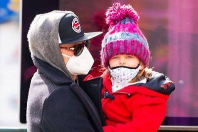Мороз и солнце: Брэдли Купер с дочерью Леей на прогулке в Нью-Йорке