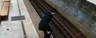 На салатовой ветке метро Москвы на рельсах погиб человек