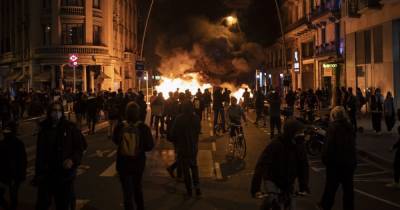 В Испании не утихают беспорядки из-за ареста рэпера Хаселя: полсотни раненых