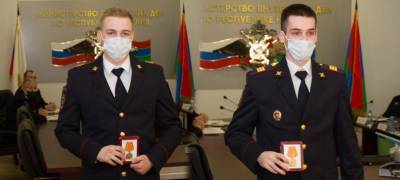 Полицейским Петрозаводска, которые на руках вынесли людей из огня, вручили медали