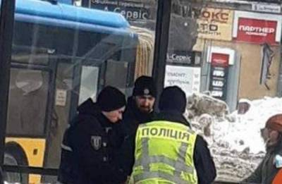 В Киеве произошла трагедия на остановке трамвая: на место срочно съехалась полиция, фото