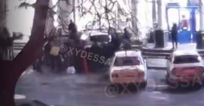 "Доставали из-под колес": полицейское авто снесло пешехода на тротуаре в центре Одессы, видео аварии - odessa.politeka.net - Одесса