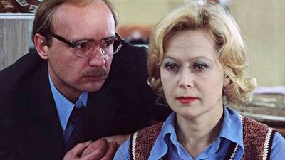 Сыгравшая с Мягковым в «Служебном романе» Немоляева прокомментировала его смерть