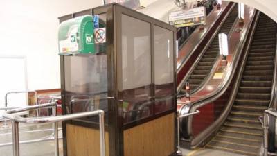 В столичном метро установили первые дефибрилляторы