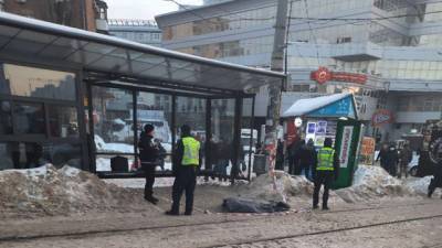 В Киеве на трамвайной остановке обнаружили мертвого мужчину