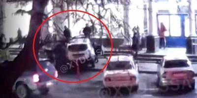 В Одессе полицейский автомобиль сбил на тротуаре женщину. Прохожие подняли машину, чтобы помочь ей — видео