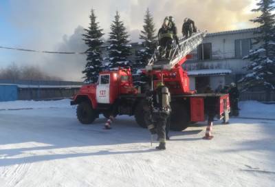 В Кировске тушат пожар на заводе деревянных изделий
