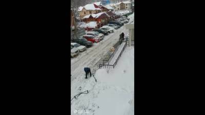 Южно-сахалинская УК очистила тротуар от снега и льда перфоратором