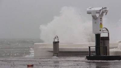 Пляжи Одессы захлестнул сильный шторм "Тристан" (ВИДЕО)