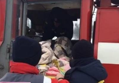 На Буковине медикам "скорой" пришлось ехать к пациенту и забирать его на пожарной машине