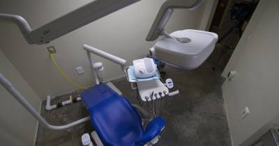 Трубку не берет, адвокат показаний не дает: на стоматолога из Ровно родители пострадавших детей написали уже 5 заявлений