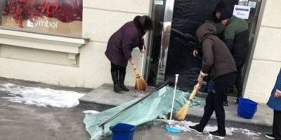 В Харькове на площади Свободы разбили витрины магазина Symbol – преступники попали на видео - ТЕЛЕГРАФ