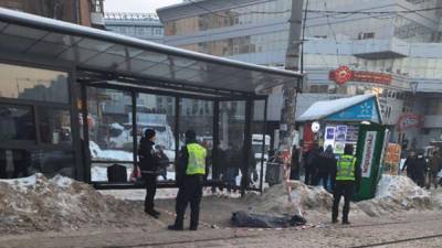 В Киеве на Лукьяновке нашли труп: мужчина замерз на остановке