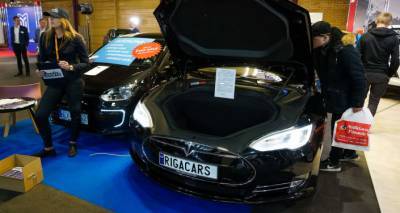 "Была у меня Tesla": у владельцев электромобилей в Латвии есть одна большая проблема