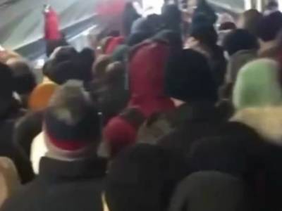 В метро Киева из-за карантина снова образовалась большая очередь