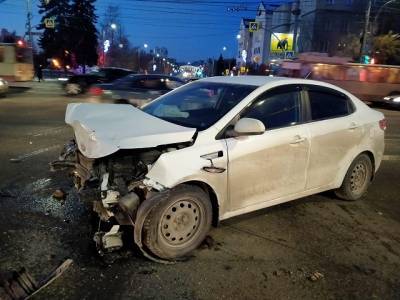 В Челябинске в ДТП пострадали молодой человек и женщина
